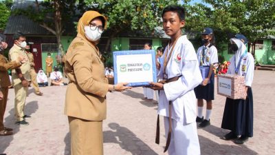 Plt Wali Kota Pematangsiantar Serahkan Medali Kepada  Enam Siswa SMPN 1 Pematangsiantar berprestasi