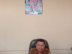 Plt Kadis Pendidikan Kabupaten Nias bagikan Spanduk Bertuliskan Firman Tuhan 