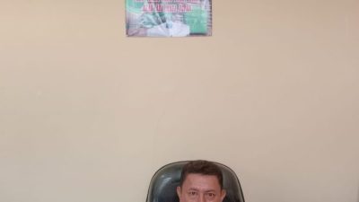 Plt Kadis Pendidikan Kabupaten Nias bagikan Spanduk Bertuliskan Firman Tuhan 