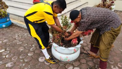 Kapolsek beserta Kanit dan Personil Gelar Bakti Sosial Sambut Hut Bhayangkara Ke-76 di Masjid Al-Mutaqin