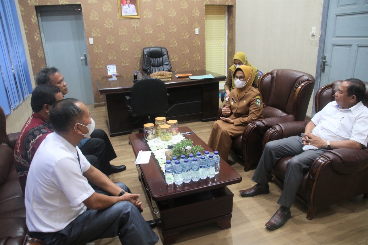 Teks dan Photo : Praeses HKBP Distrik V Sumatera Timur Pdt Maurixon Silitonga MTh audiensi dengan Plt Wali Kota dr Susanti Dewayani SpA, di ruang kerja wali kota, Senin (27/6/2022)