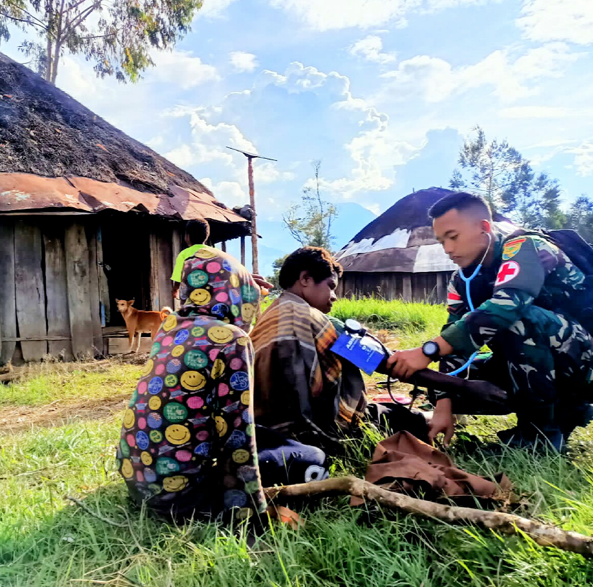 Teks dan Photo : Ciptakan Papua Sehat, Satgas Yonif R 142/KJ Gelar Pengobatan Gratis Dari Honai Ke Honai