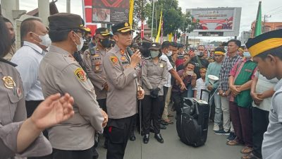 Masyarakat Desa Sidingkat, Paluta Lakukan Aksi Demo  Ke Polres Tapsel 