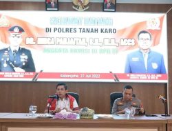 Kapolres Tanah Karo bersama PJU sambut Kedatangan Hinca Panjaitan dengan berikan Bekah Bulu di Mapolres Tanah Karo 