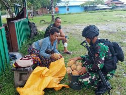 Ini Bukti Cinta Kasih Mama Elisabeth kepada Satgas Pamtas Yonif Raider 142/KJ