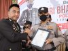 Teks dan Photo : Kapolres Bener Meriah, AKBP Indra Noviato memberikan Piagam Penghargaan di Hari Bhayangkara ke-76 Hari