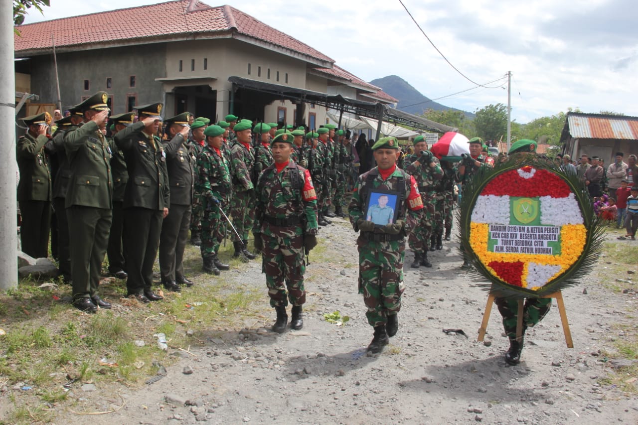 Teks dan Photo : Dandim 0119/BM Pimpin Upacara Pemakaman Almarhum Serda (Purn) Fatkhul Hudhan secara Militer