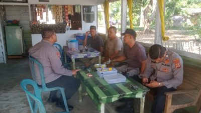 Bhabinkamtibmas Polsek Darul Aman Giat Sosialisasi Saber Pungli di Kantor Keuchik Darul Aman 