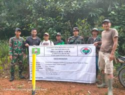 Satgas Pamtas RI-Malaysia Yonif 645/Gty Karya Bhakti Bantu Pembuatan Penegasan Patok Tanah Desa di Perbatasan