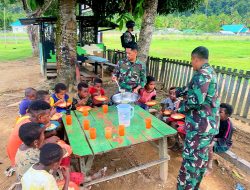 Satgas Pamtas Yonif Raider 142/KJ Lakukan Ini, Anak-anak di Papua tersenyum lebar