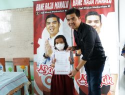 Orangtua Siswa Penerima Beasiswa Kagum Kepada Bane Raja Manalu