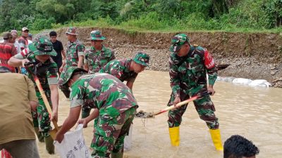 Antisipasi Banjir Susulan, Satgas Kodim Yonarhanuf 11/WBY bersama Warga Gotong Royong buat Tanggul Darurat