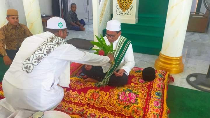 Teks dan Photo : PJ Bupati Aceh Timur ditepung tawari oleh Masyarakat dan pengurus masjid