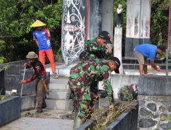 Satgas Pamtas RI-Malaysia Yonarmed 19/105 Trk Bogani Bersama Masyarakat Membersihkan Tugu Kedaulatan Republik Indonesia