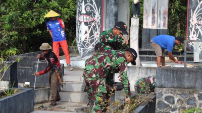 Satgas Pamtas RI-Malaysia Yonarmed 19/105 Trk Bogani Bersama Masyarakat Membersihkan Tugu Kedaulatan Republik Indonesia