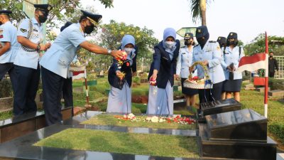 Memperingati Hari Bakti TNI AU ke-75, Pangkoopsid I Pimpin Ziarah dan Tabur Bunga di TPU Karet Bivak 