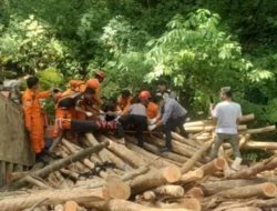 Personel Polres Simalungun Sigap Bantu Evakuasi Truk Tronton Yang Terjun Ke Jurang