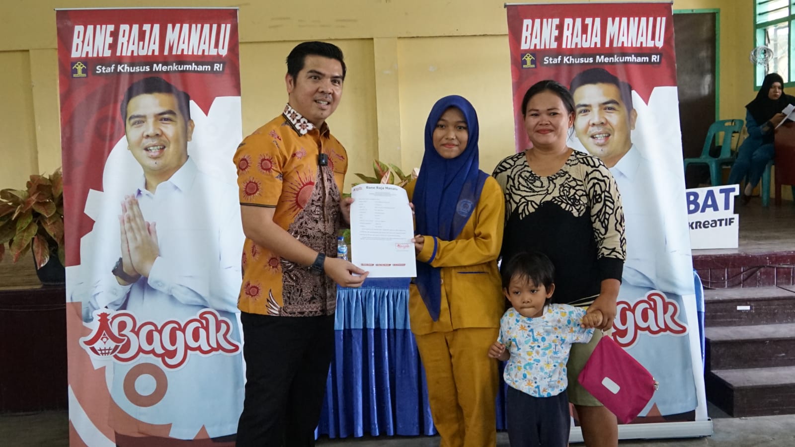Teks dan Photo : Bane Raja Manalu memberikan Penghargaan Kepada Salah Seorang Siswa