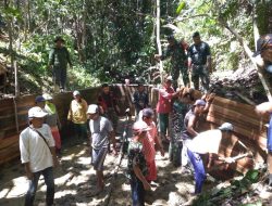 Satgas Pamtas RI-Malaysia Yonarmed 19/105 Trk Bogani bersama Masyarakat Bangun Jembatan