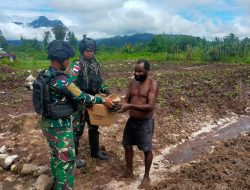 Sambil Bantu Olah Lahan, Satgas Pamtas RI-PNG Yonif Raider 142/KJ Bagikan Susu Dan Roti