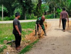 Sertu Johannes turun membantu Pembangunan Saluran Air Jalan Desa di Idi Rayeuk