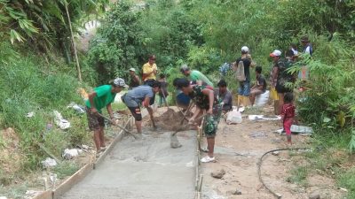 Pos Guntembawang Satgas Pamtas Yonif 645/Gty, Sumbangkan Semen dan Karya Bakti Pengecoran Jalan Bersama Warga Perbatasan
