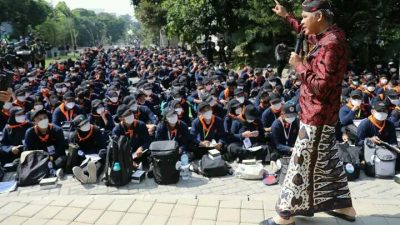 Kenakan Beskap dan Berpanas-panasan, Ganjar Motivasi Mahasiswa Teknik UGM Siapkan Diri