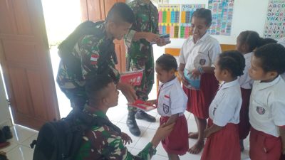 Ketika Gembiranya Anak-Anak mendapatkan perlengkapan sekolah dari Pos Satgas