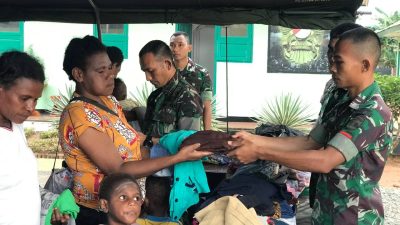 Implementasikan Tema Kemerdekaan, Satgas Yonif 123/RW bagikan baju layak Pakai dan Buku
