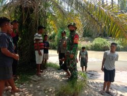 Polsek Tanah Jawa dibantu Warga lakukan  Evakuasi Korban Hanyut di Sungai Kasidndir Huta III