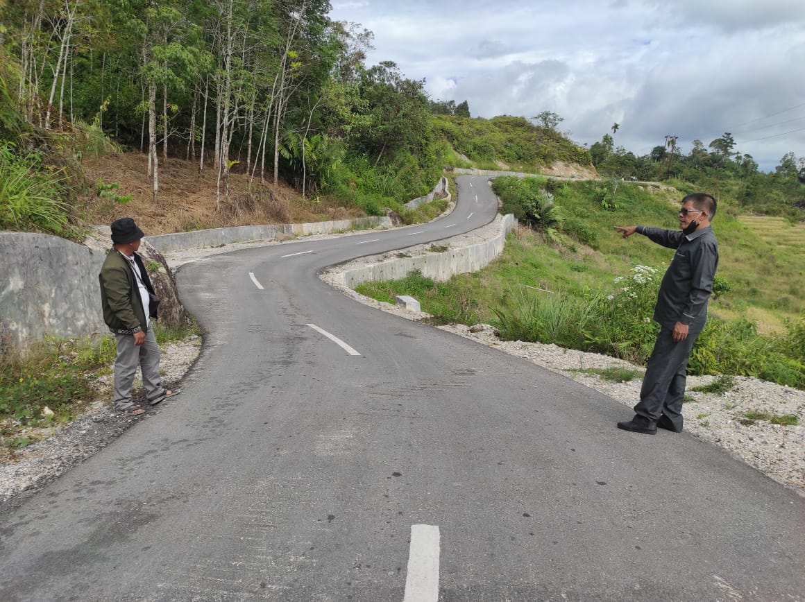 Teks foto : Pembangunan peningkatan jalan alternatif Onan Ganjang-Pakkat, yakni Pulogodang-Temba dengan panjang 1350 m x 4 meter, kini mulai dikerjakan. Masyarakat kini telah menanti sejak 14 tahun