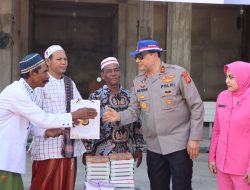 Kapolda Aceh Salurkan Bansos  untuk Masjid Al-Munawarah di Gampong Alu Naga 