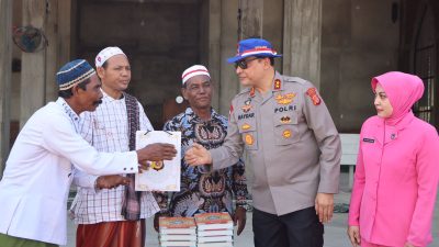 Kapolda Aceh Salurkan Bansos  untuk Masjid Al-Munawarah di Gampong Alu Naga 