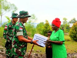 Berinteraksi dengan Warga, Dansatgas Pantas Yonif Raider 142/KJ bagikan Sembako 