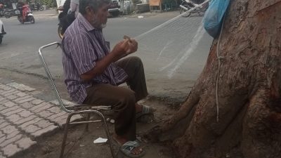 Demi Hidup, Pak Lubis Seorang Penarik Becak Gunakan Waktu Luang Merajut Jala 