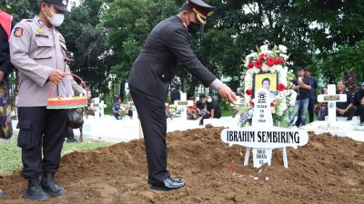 AKBP Ronald Sipayung Pimpin Upacara Pemakaman Aiptu Ibrahim Sembiring di TMP Nagur