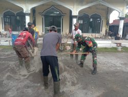 Bersama Masyarakat, Babinsa 03/Timang Gajah Gotong Royong Rehab Masjid Al-Mukaromah