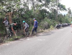 Cinta lingkungan Bersih, Babinsa bersama Warga Desa Pulo Intan Bersihkan Jalan 