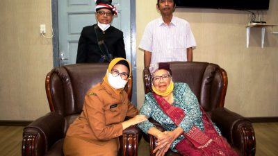 Sang Maestro Sanggar Rayantara, Raminah Garingring Berbincang Akrab dengan Walikota Siantar 