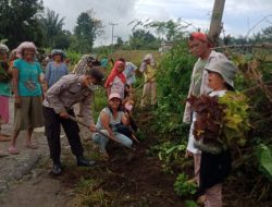 Aiptu Winson Simatupang Bersama Warga Nagori Bayu Gotong Royong Bersihkan Selokan Serta Jalan Umum