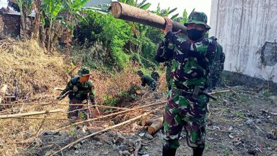 Mitigasi Banjir, Koramil 09 Grogol Dim 0726/Sukoharjo, bersama Polsek dan Relawan Bersih-bersih Sungai
