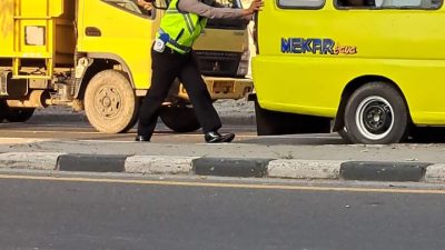 Bentuk Kepedulian, Ipda Sutrisna Dorong Angkot Mogok di Tengah Kepadatan Arus Lalu Lintas di Medan 