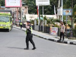 Jumlah Kendaraan Meningkat Di Parapat, Kapolres Simalungun Pimpin Langsung Pengaturan Arus Lalu Lintas