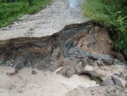 Akibat Diguyur Hujan, Akses Jalan Kampung Wihni Durin Lumpuh Total