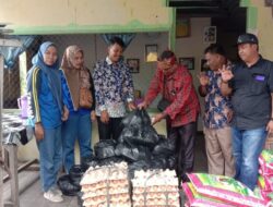 Dinas Sosial Kabupaten Bengkalis Salurkan Bansos berupa Sembako kepada Korban Banjir di Desa Kesumbo Ampai