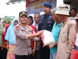 Kapolda Aceh Salurkan Puluhan Paket Bansos untuk Korban Banjir di Aceh Timur