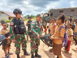 Tingkatkan Semangat Belajar Siswa di Perbatasan, Satgas TNI Yonif 725/Woroagi Berikan Tas Sekolah