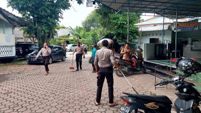 Jum’at Barokah, Wakasat Samapta Polrestabes Medan Pimpin Bakti Bersihkan Masjid Ashfiyah Medan