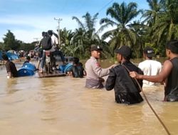 Bhabinkamtibmas Polsek Ranto Peureulak Berjibaku Bantu Evakuasi Mobil Terseret Banjir