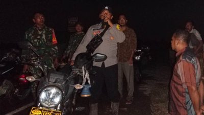Bhabinkamtibmas bersama Babinsa  Barat Turun Kelokasi Pantau Perkembagan Luapan Air Sungai Peureulak   